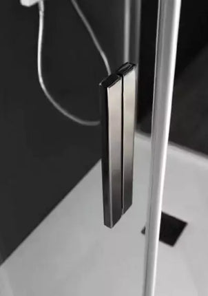 Dettaglio maniglia porta doccia scorrevole QUICK 6mm: doppia barra verticale cromata con profilo di chiusura su bordo vetro
