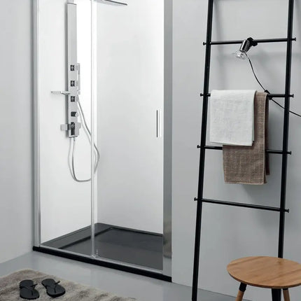 Porta doccia scorrevole QUICK 6mm H200cm profili cromati, in bagno stile loft con scala portasciugamani nera e piatto grigio