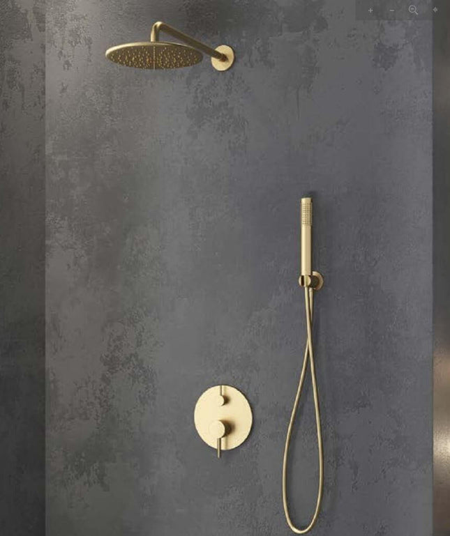 Set doccia a incasso color oro satinato con soffione rotondo in bagno moderno